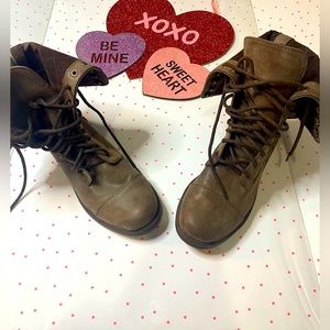 Combat boots
